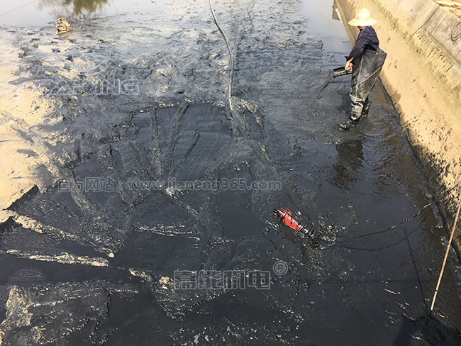 陳老板正在使用嘉能雙刀切割泵清理魚塘淤泥